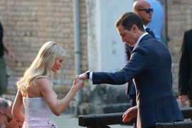 IVANKA TRAMP BLISTA U MINIĆU: Za venčanje veka obukla haljinu kultne modne kuće, ceo stajling je u stilu Barbike, njen muž kao da je pošao na drugi događaj