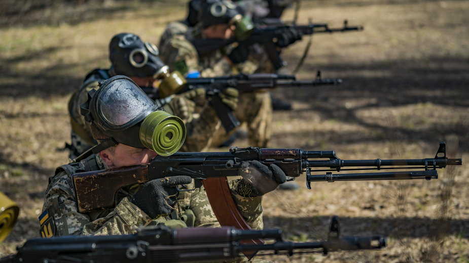 Konflikt wojenny w Ukrainie spowodował większe zainteresowanie bronią i szkoleniami jak się nią posługiwać. Na zdj. Cywilni ochotnicy z chemicznymi maskami przeciwgazowymi uczą się strzelać z karabinów podczas szkolenia wojskowego w lasach Zaporoża w Ukrainie