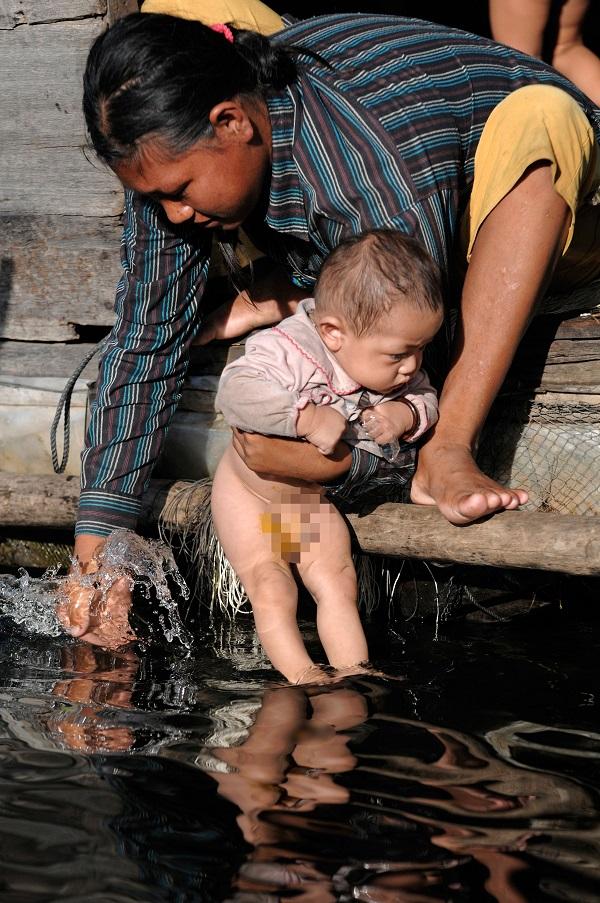 Mycie dziecka w rzece