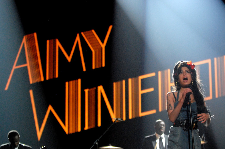 Amy Winehouse śpiewa "Back to Black" podczas MTV Europe Music Awards w Monachium, listopad 2007.