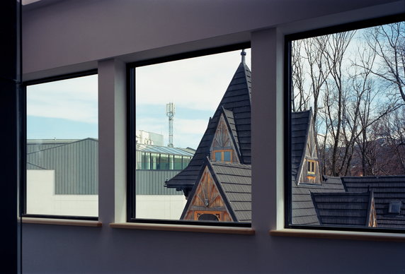 Zakopane, widok z okna gmachu głównego Muzeum Tatrzańskiego, fotografia Błażeja Pindora z cyklu Nowe Zakopane, 2022, © dzięki uprzejmości Muzeum Tatrzańskiego