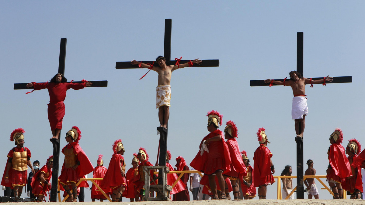 Na Filipinach około 20 osób dało się przybić do krzyża w Wielki Piątek. Rytuał, krytykowany przez Kościół katolicki w tym kraju, zdaniem ukrzyżowanych jest świadectwem wiary, aktem pokuty, bądź sposobem na wybłaganie łaski.