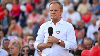 Kobieta chciała zakłócić wiec PO. Donald Tusk reaguje: niech pani zobaczy, jak blisko mnie pani stoi