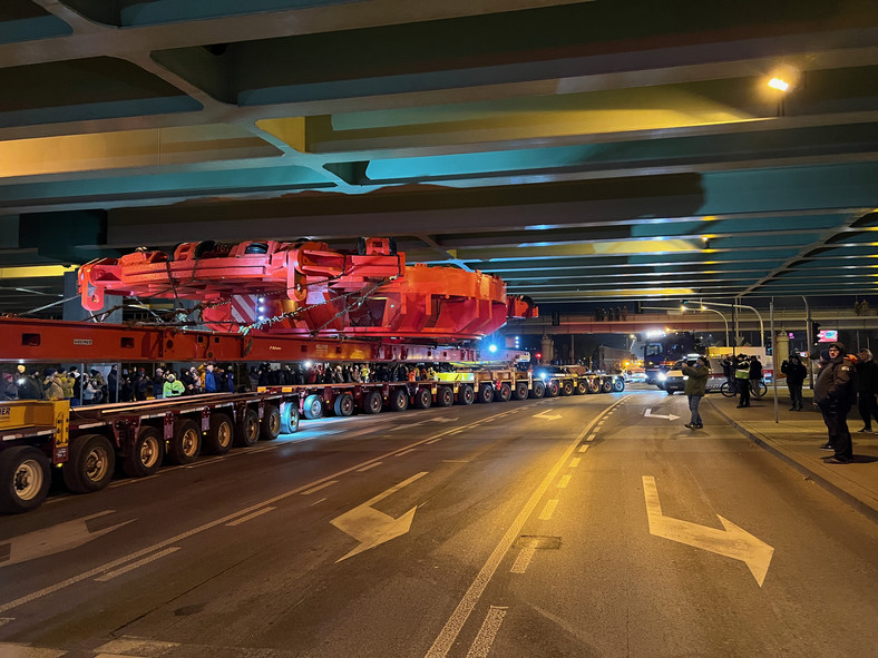 Transport gigantycznej maszyny TBM w Warszawie