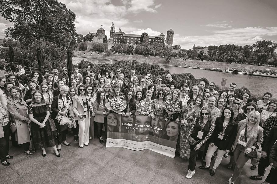 Global Mentoring Walk to spotkanie mentorek i mentorów z mentees, którzy podczas spaceru dzielą się doświadczeniem, budując niejednokrotnie inspirujące zawodowe relacje. „Forbes Women Polska” jest patronem medialnym wydarzenia