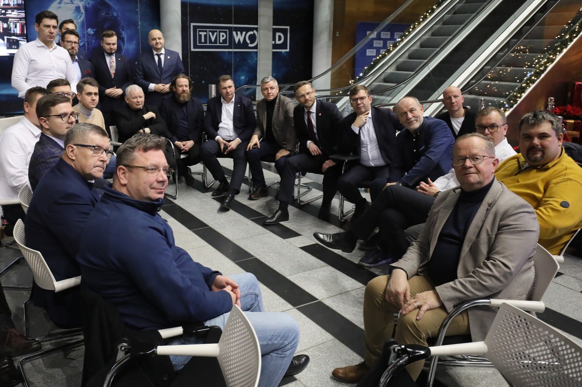 Politycy PiS w siedzibie TVP