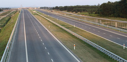 Mężczyzna z poderżniętym gardłem leżał na drodze!