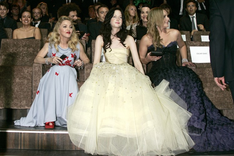 Madonna, Andrea Riseborough i Abiie Cornish