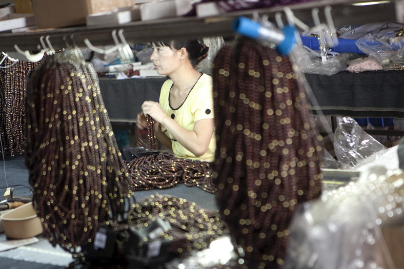 Pracownica fabryki biżuterii w chińskim mieście Dongguan