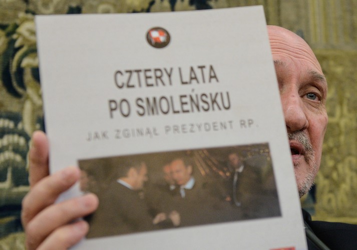 Wiceprezes PiS, przewodniczący Zespołu Parlamentarnego ds. zbadania przyczyn katastrofy TU-154 M, poseł Antoni Macierewicz podczas posiedzenia zespołu