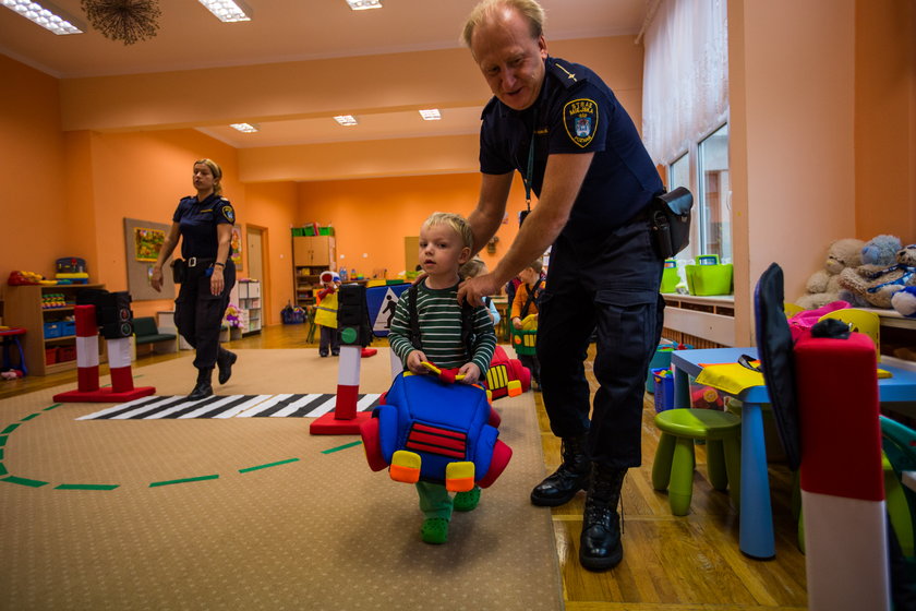 Bezpieczne dziecko na drodze