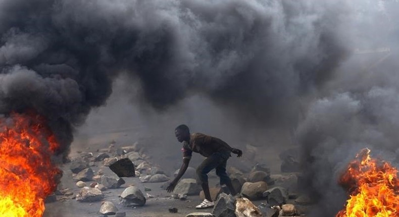 A protester sets up a  barricade during a protest against Burundi President Pierre Nkurunziza and his bid for a third term in Bujumbura, Burundi, May 22, 2015. REUTERS/Goran Tomasevic