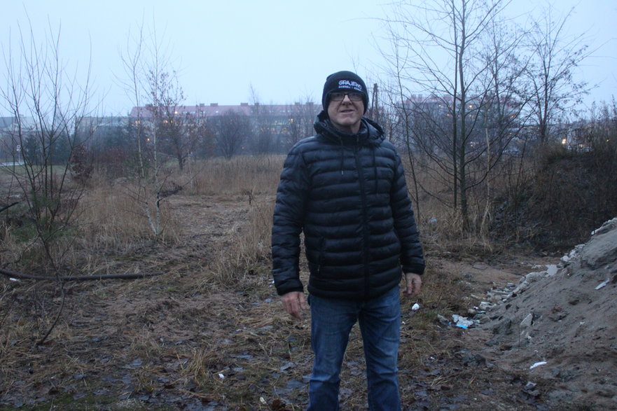 Andrzej Wieszczycki w miejscu zburzonego budynku, który zajmowała jednostka, którą dowodził.
