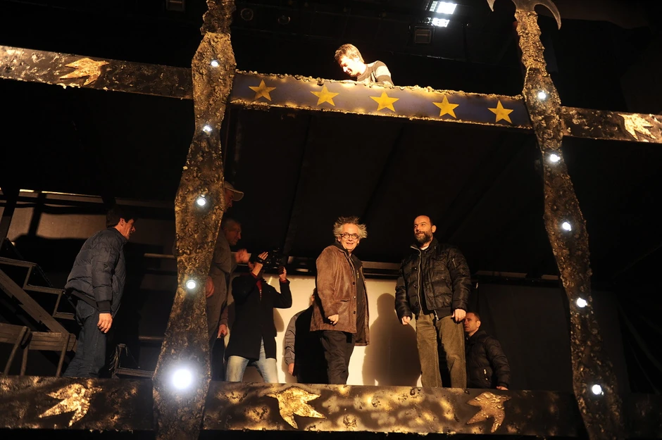 Ivan Tasovac i reditelj Nenad Todorović obilaze scenu na kojoj će večeras biti odigrana predstava "Hotel Kosovo"
