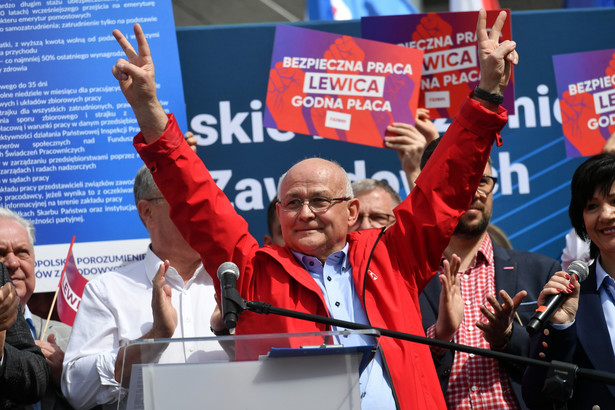 Andrzej Radzikowski podczas przemówienia. Trwają obchody Święta Pracy organizowane przez Lewicę i OPZZ
