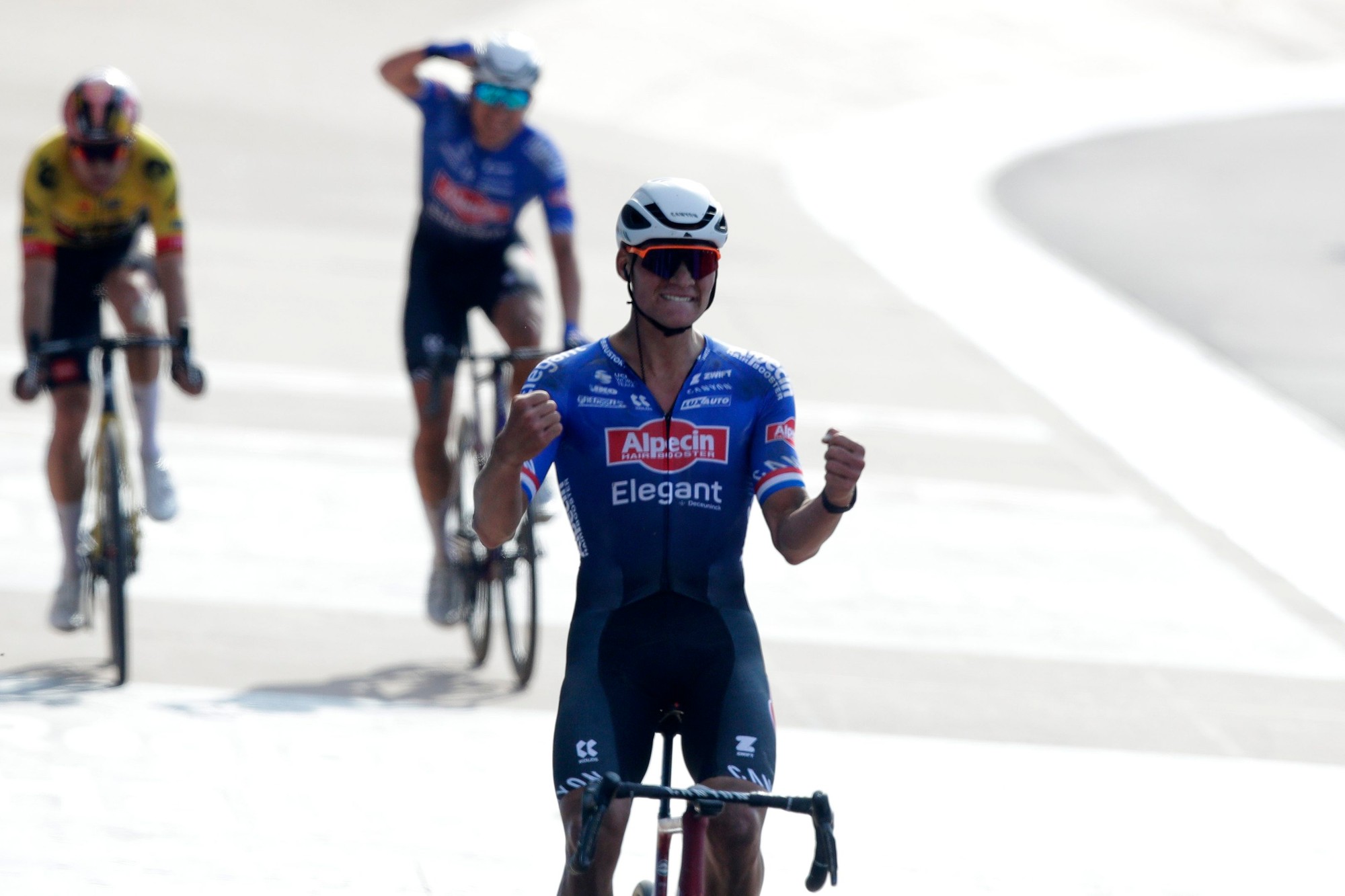 Holandský cyklista Mathieu van der Poel triumfoval na 120. ročníku slávnych pretekov Paríž - Roubaix.