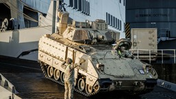 czołgi i bombowce w drodze. usa prężą się do potężnego ataku