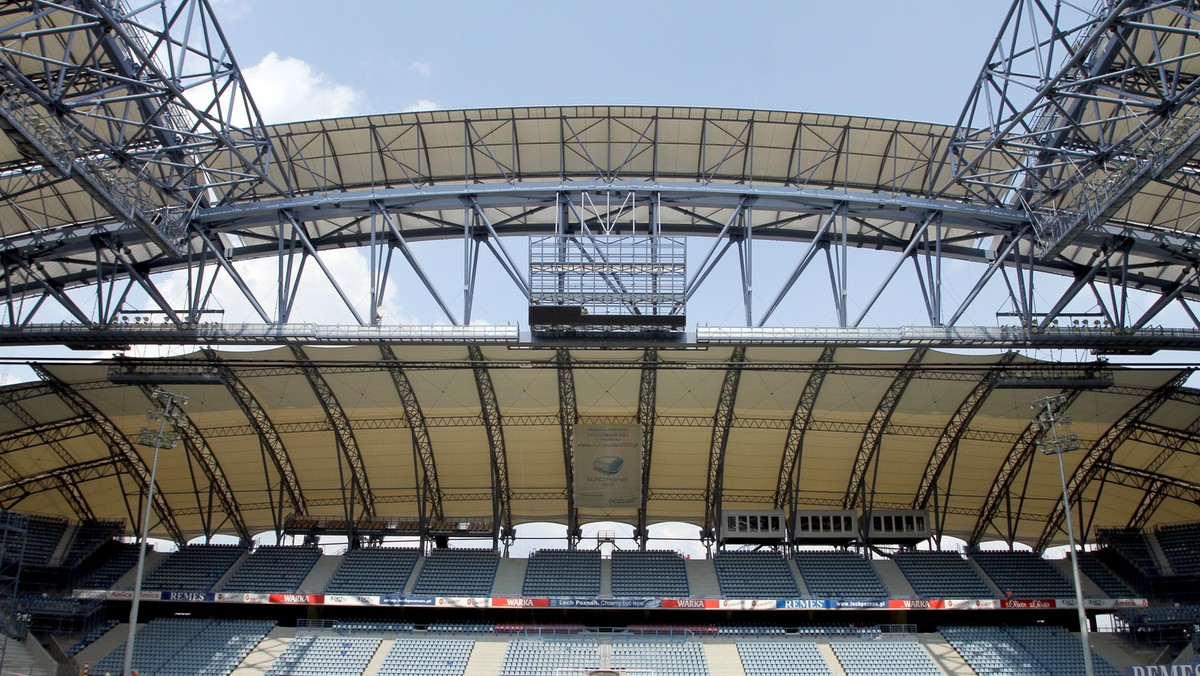 Mimo że informacje na temat stanu przygotowań do turnieju EURO 2012 w Polsce i na Ukrainie najkorzystniejsze nie są, jednego możemy być pewni: wszystkie stadiony zostaną oddane na czas i już rok przed turniejem będzie można na nich grać.