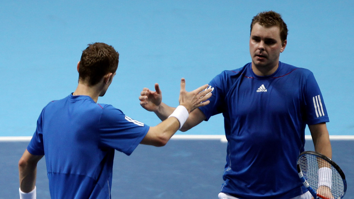 Mariusz Fyrstenberg i Marcin Matkowski pokonali sensacyjnie 2:6, 7:6 (7:4), 10:8 braci Mike'a i Boba Bryanów w meczu grupy A turnieju ATP WTF (z pulą nagród 5 mln funtów), który jest rozgrywany w Londynie.