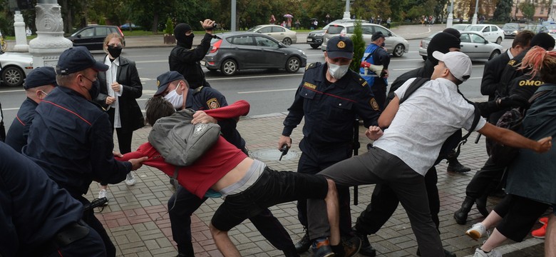 Brutalne sceny na Białorusi. Sierakowski: to zaproszenie ludzi na ulice [ANALIZA]