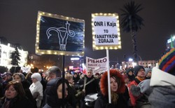 "Czarna Środa" i protest kobiet. Incydent przed siedzibą PiS, wejście obrzucone woreczkami z farbą