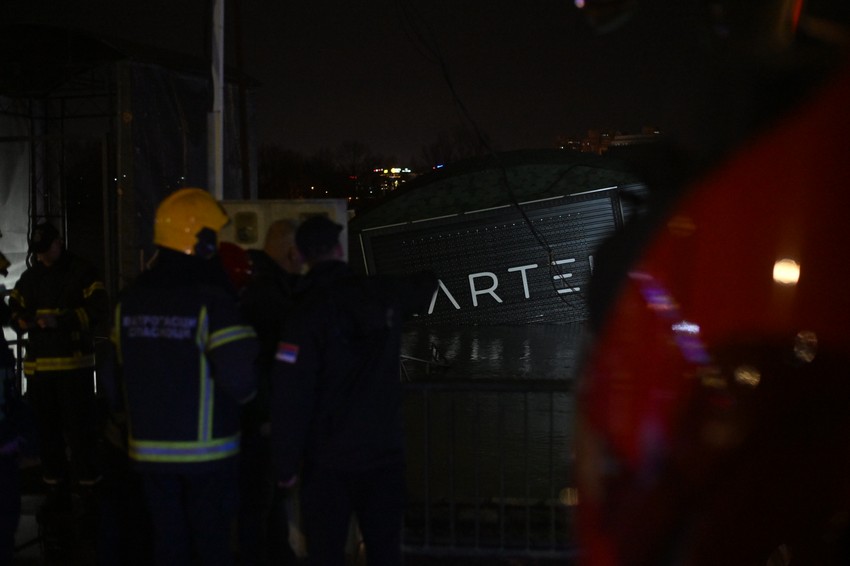 Spasilačka ekipa evakuiše ljude sa splava 