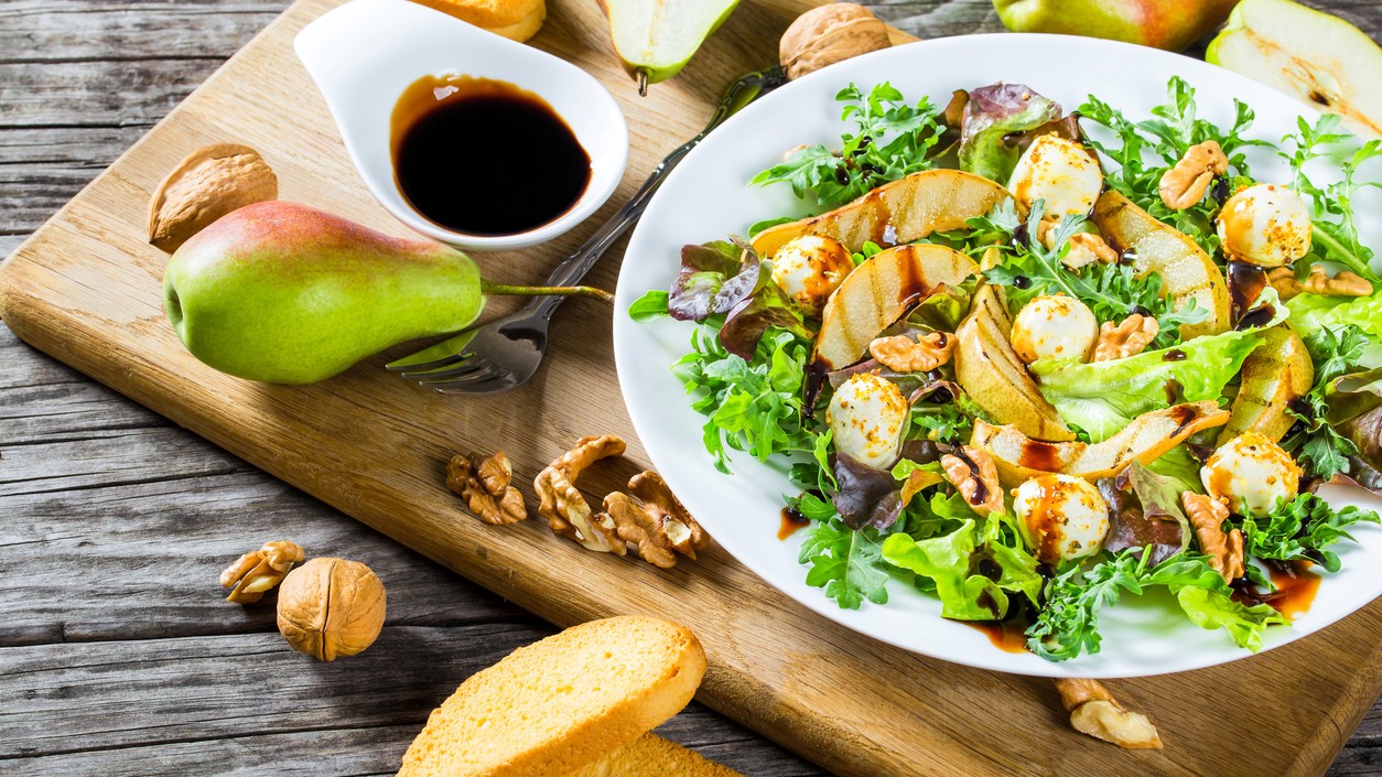 Podobný šalát s hruškami a orechmi si viete pripraviť aj doma – Vita Sidorkina ukázala svoju verziu na TikToku. 