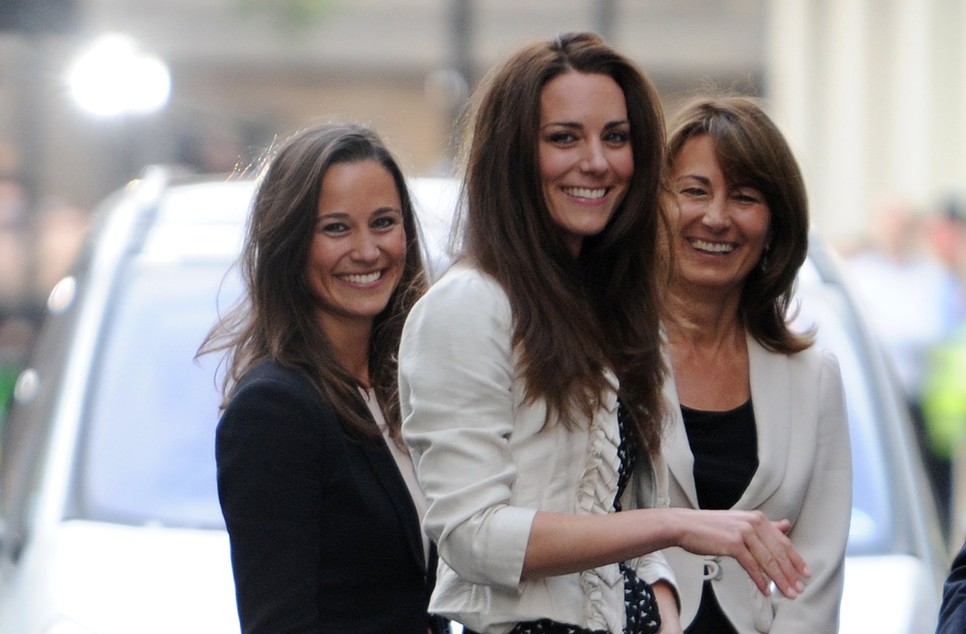 Kate Middleton testvérével és anyukájával