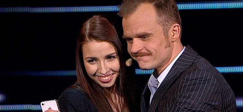 Rogucki robi słitfocię z uczestniczką i dostaje telefon od ...żony [WIDEO]