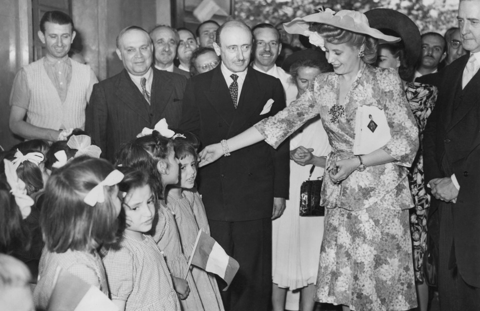 Eva Peron odwiedza sierociniec w Hiszpanii (1947)