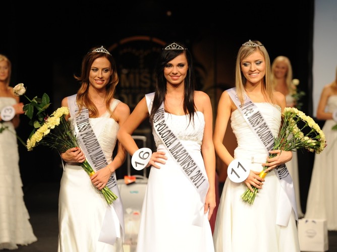 Miss Polonia Mazowsza - Aleksandra Cielemęcka - w towarzystwie zdobywczyń tytułu I i II wicemiss: Anny Szczygielskiej i Doroty Nasiłowskiej.