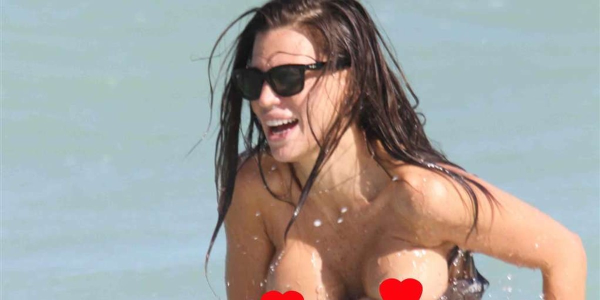 Claudia Galanti na plaży