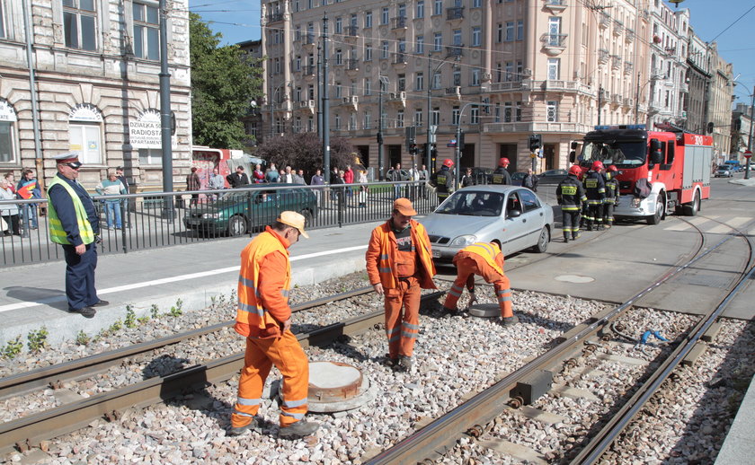 pracownicy MPK usuwają uszkodzenia