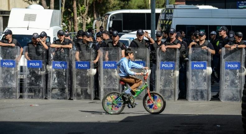 Turkish police stand in front of the municipality headquarters in Diyarbakir on October 30, 2016, during a pro-Kurdish demonstration