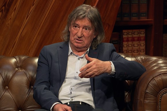 (VIDEO) U BRAK JE UŠAO SA GITAROM I PUTNOM TORBOM Daša o simpatiji iz gimnazije, šoku zbog venčanja i borbi kod kuće dok je sa osmehom stajao pred punom dvoranom