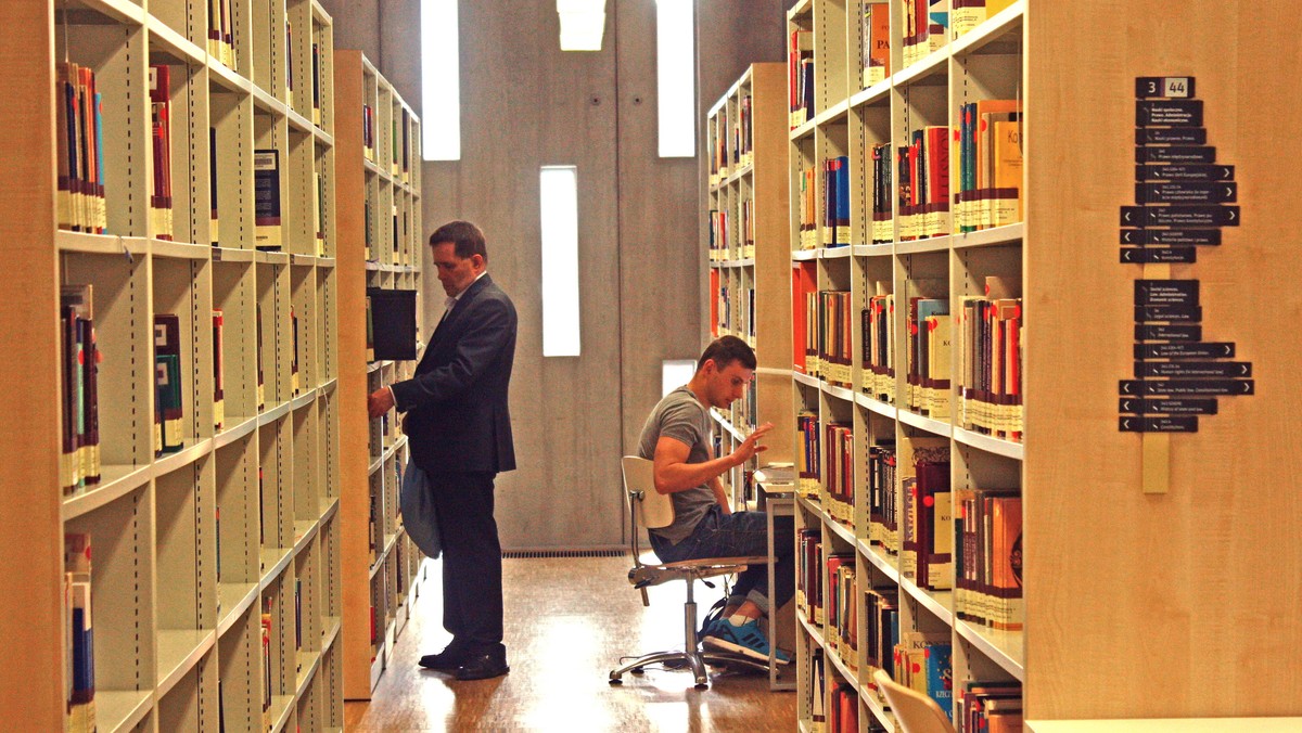 Nowoczesny budynek Centrum Informacji Naukowej i Biblioteki Akademickiej tylko z pozoru jest miejscem przeznaczonym wyłącznie dla naukowców i studentów. Otwierając się na mieszkańców regionu, stwarza także wiele możliwości dla sektora pozarządowego. O tym, czym właściwie ono jest, jakie potrzeby zaspokaja, Magdalena Borucka, specjalista ds. PR, należąca do Stowarzyszenia MOST rozmawia z prof. UŚ dr hab. Dariuszem Pawelcem, Dyrektorem CINiBA.