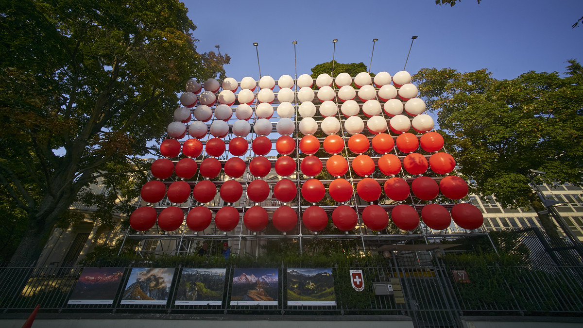 Warszawa: 96 wielkich balonów przed ambasadą Szwajcarii