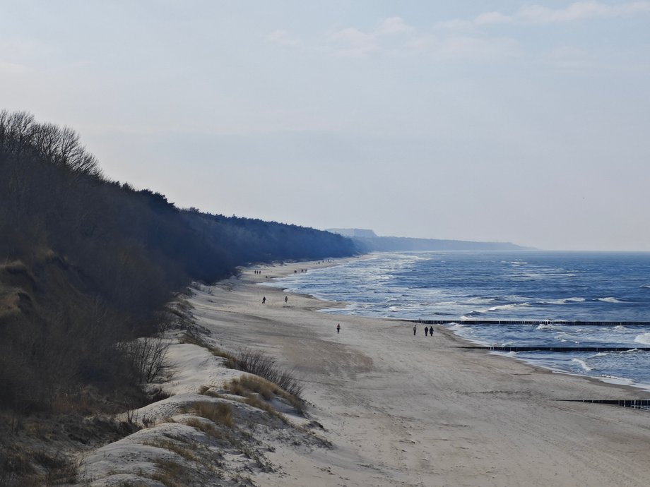 Gigantyczna konstrukcja góruje nad bałtyckim wybrzeżem