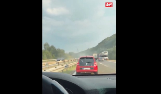 Zapalio se automobil kod Niša