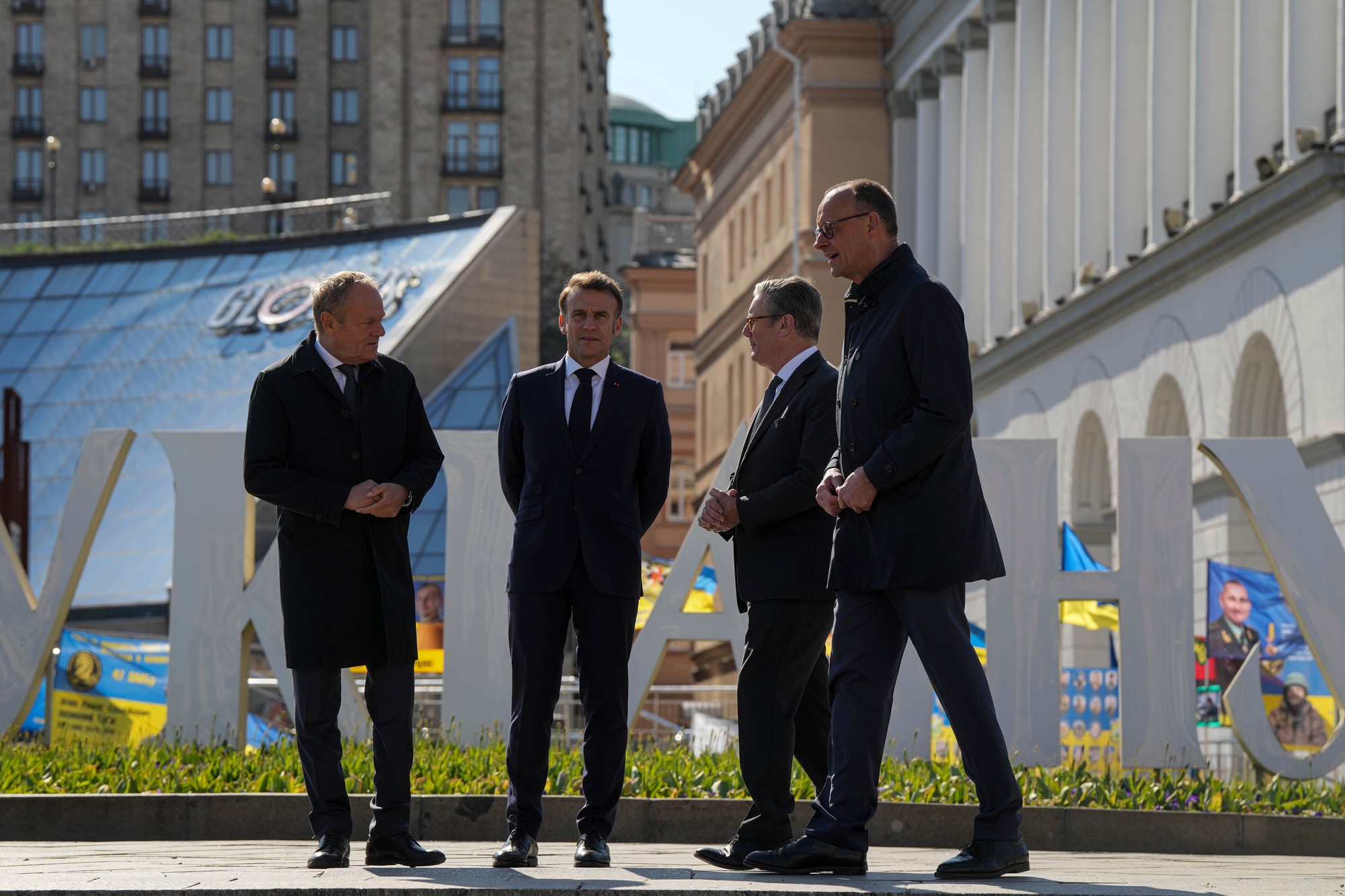 Nemecký kancelár Friedrich Merz, francúzsky prezident Emmanuel Macron, britský premiér Keir Starmer a predseda poľskej vlády Donald Tusk si uctili pamiatku obetí ruskej vojenskej invázie. 