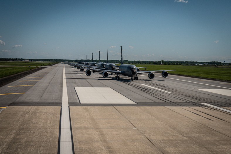 Osiem latających tankowców KC-135R. Samoloty te pełnią bardzo istotną rolę w Siłach Powietrznych Stanów Zjednoczonych. USAF posiada blisko 400 samolotów tego typu.