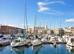 Nie mają dochodów, a pływają jachtami