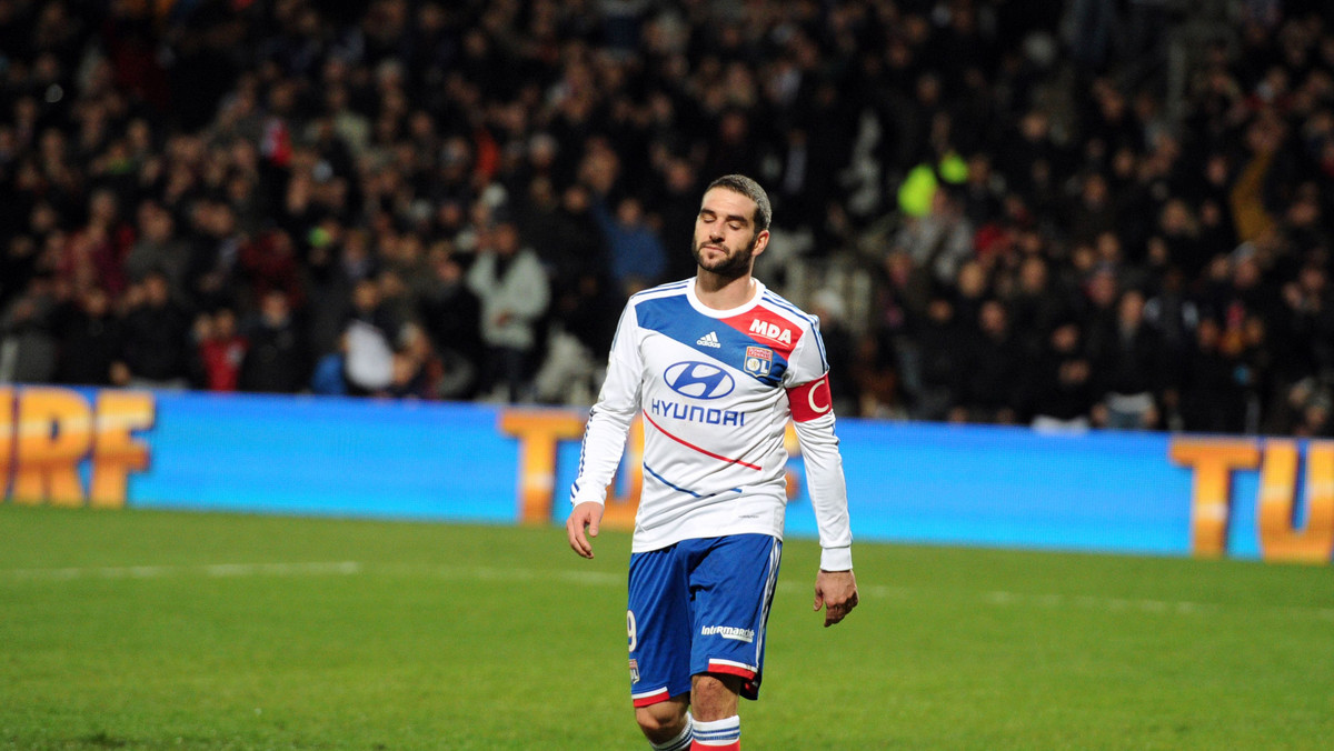 Piłkarze Olympique Lyon odnieśli planowe zwycięstwo w pierwszym niedzielnym meczu 26. kolejki francuskiej Ligue 1. Na własnym terenie pokonali oni ekipę FC Lorient 3:1 (1:1).