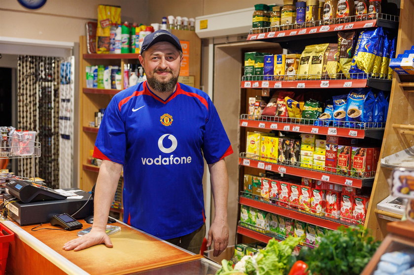 – Widzimy, że wielu klientom pensja na mniej wystarcza. Jak dostają tygodniówkę w piątek, już w środę nie mają za co zrobić zakupów – mówi Michał Misiorz (45 l.) prowadzi rodzinny sklep w Ustroniu (woj. śląskie).