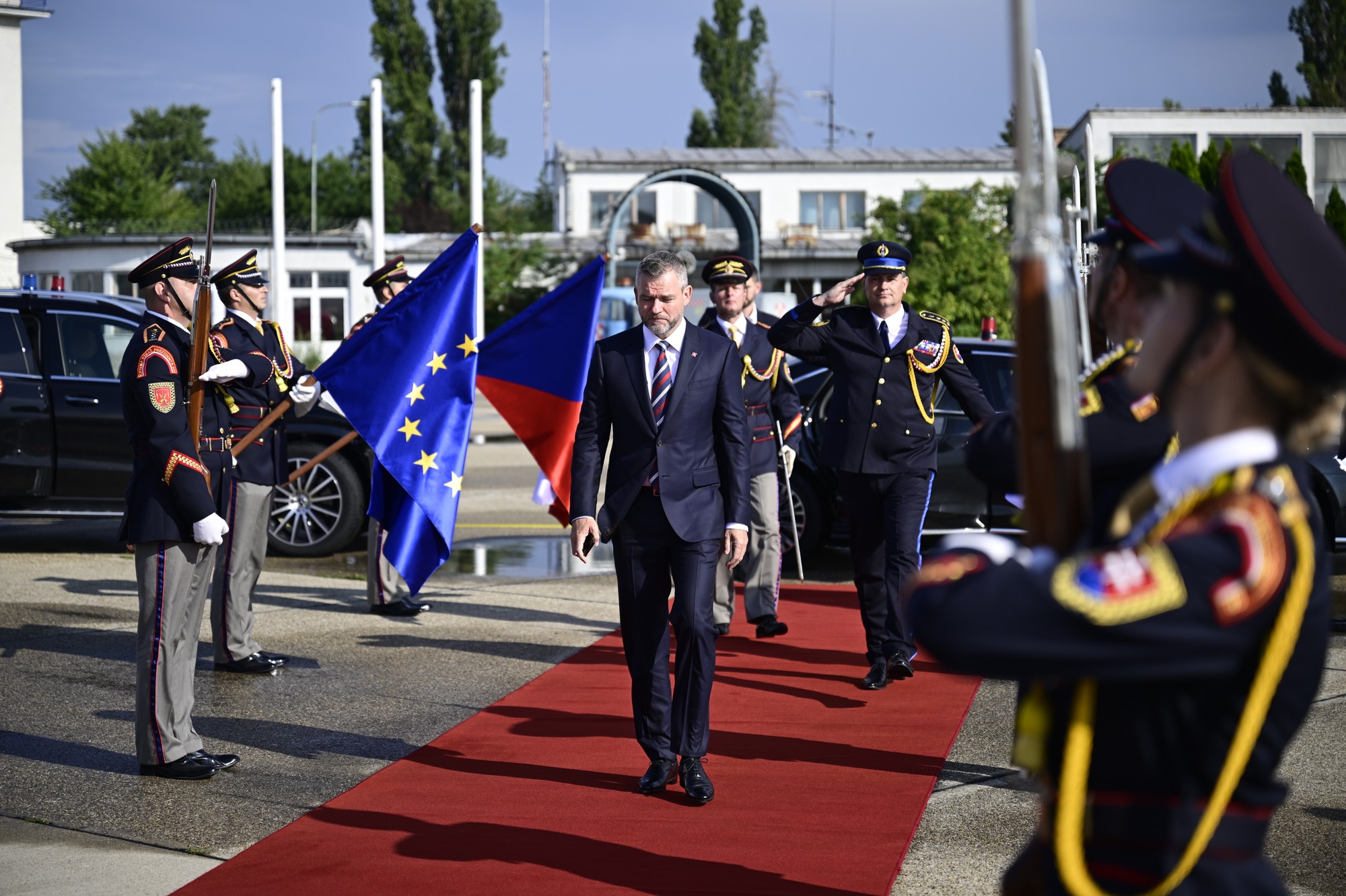 Na snímke prezident SR Peter Pellegrini nastupuje do lietadla na letisku M.R. Štefánika v Bratislave, ktorým odcestoval do Česka na svoju prvú zahraničnú cestu vo funkcii hlavy štátu.