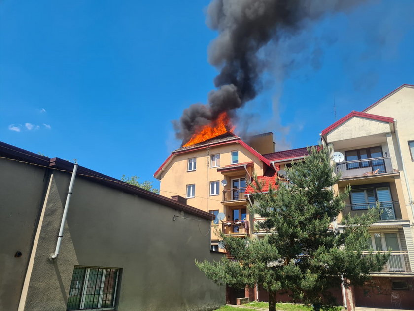 Pożar domu w Zgierzu. Dach płonął jak pochodnia