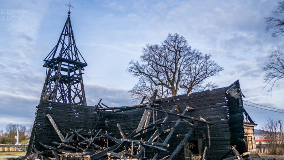 30 zastępów straży gasiło pożar kościoła w Libuszy koło Gorlic. Jak dowiedziało się Radio Kraków, ogień pojawił się około pierwszej w nocy. W akcji ucierpiał jeden ze strażaków.