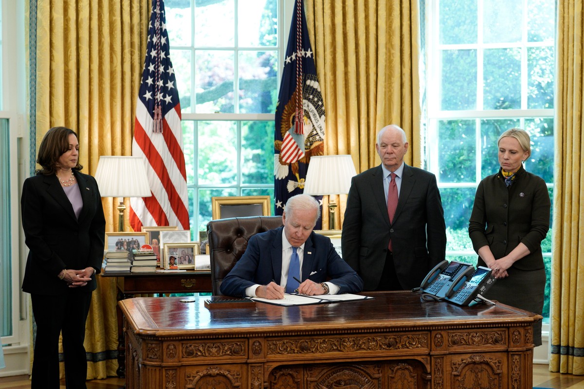Prezydent Biden podpisuje ustawę Lend-Lease dla Ukrainy