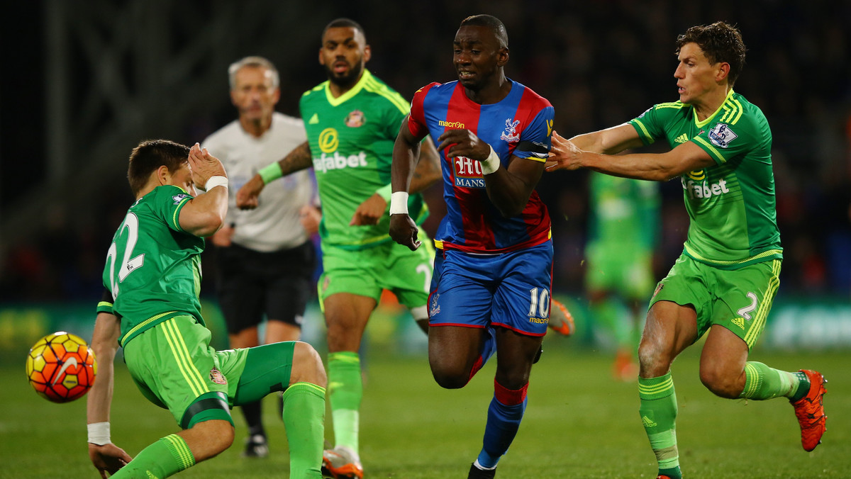 Sensacyjne zwycięstwo 1:0 (0:0) nad Crystal Palace wyszarpali na zakończenie 13. kolejki Premier League piłkarze AFC Sunderland. Trzy punkty i pierwszy triumf na stadionie rywali w sezonie 2015/2016 zapewnił Czarnym Kotom weteran Jermain Defoe, który wykorzystał fatalny błąd defensywy rywali.