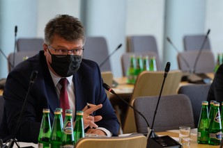 Czasowy zakaz noszenia broni w Święto Niepodległości. Wąsik ostrzega przed prowokacjami